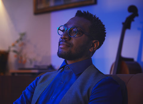 Egy f&eacute;rfi &aacute;tadja mag&aacute;t az egyed&uuml;l&aacute;ll&oacute; Fidelio &eacute;lm&eacute;nynek