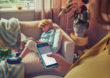 A gyermekei Philips gyermek fejhallgat&oacute;j&aacute;t a telefonj&aacute;n kereszt&uuml;l vez&eacute;rlő sz&uuml;lő