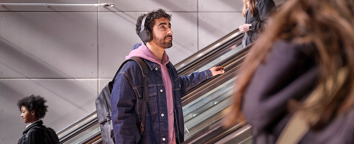 F&eacute;rfi, aki Philips zajcs&ouml;kkentő fejhallgat&oacute;t visel