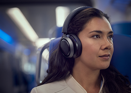 Nő, aki a Noise Canceling Pro+ szolg&aacute;ltat&aacute;st &eacute;lvezi Philips L4 fejhallgat&oacute;val