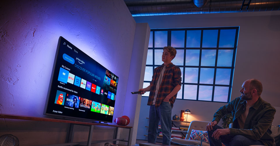 K&eacute;t f&eacute;rfi interakci&oacute;ba l&eacute;p a Titan OS-sel