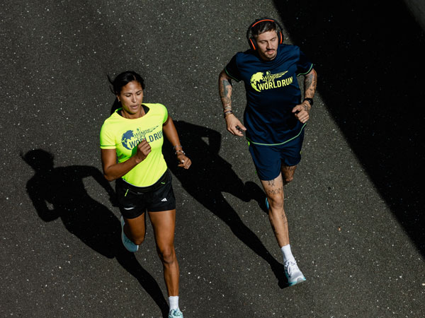 K&eacute;t fut&oacute; versenyez az elfog&oacute;aut&oacute;val.