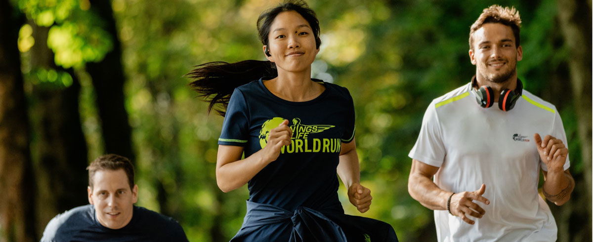 A Wings for Life World Run h&aacute;rom r&eacute;sztvevője Philips sportf&uuml;lhallgat&oacute;t viselve j&oacute;kedvűen fut.