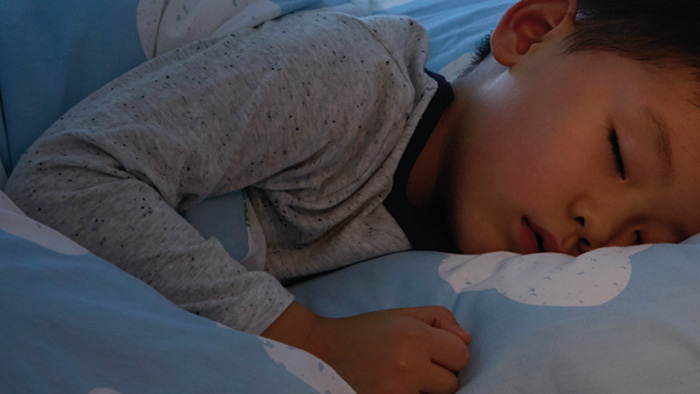 Cs&ouml;kkentett zajszint, alv&oacute; gyerek