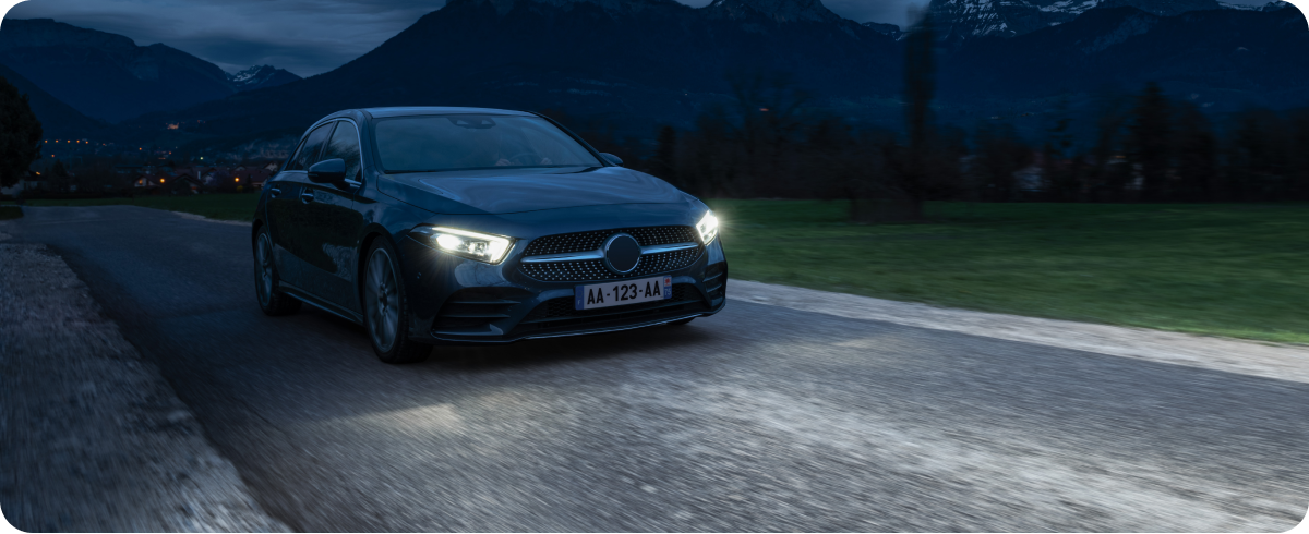 Egy nő val&oacute;di vezet&eacute;k n&eacute;lk&uuml;li fejhallgat&oacute;t visel a tengerparton