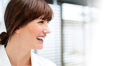 Hogyan őr&iacute;zz&uuml;k meg h&oacute;feh&eacute;r mosolyunkat?