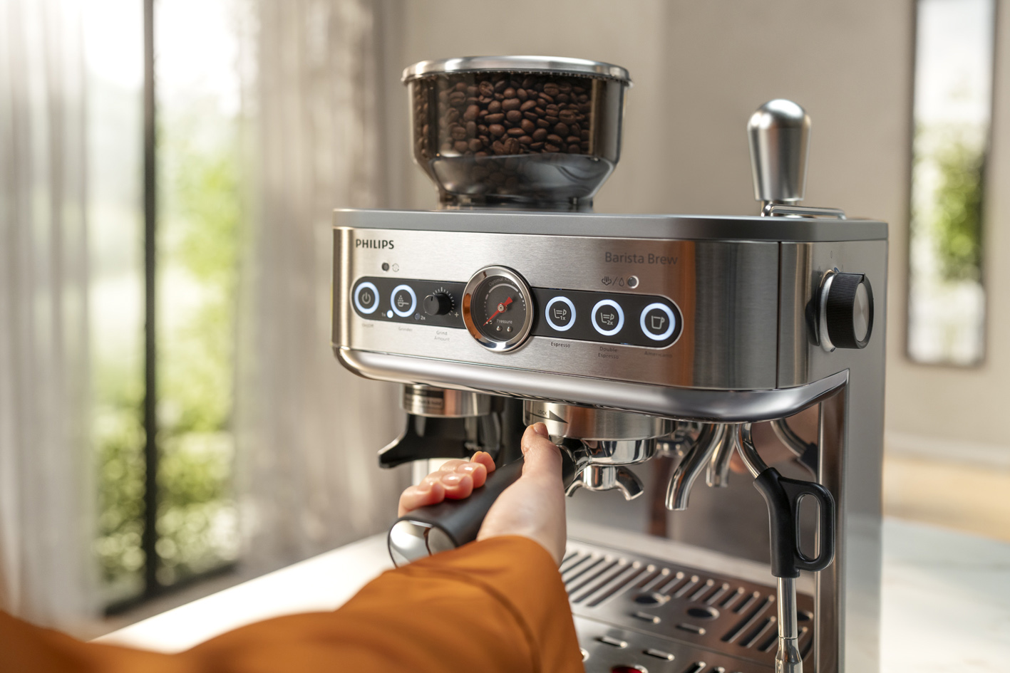 A k&aacute;v&eacute; lefőz&eacute;se a Philips Barista Brew k&eacute;sz&uuml;l&eacute;kben