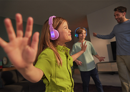 Philips f&uuml;lre illeszkedő fejhallgat&oacute;val zen&eacute;t hallgat&oacute; gyerekek