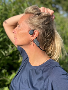 Nő Philips csontvezet&eacute;ses Bluetooth fejhallgat&oacute;val
